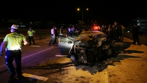 Çanakkale'de ters yöne giren otomobilin sivil ekip aracıyla çarpışması sonucu iki kişi hayatını kaybetti