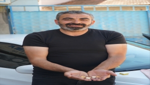 Çorum'da yıkamacının halı arasında bulduğu 13 çeyrek altın sahibine teslim edildi