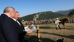 Cumhurbaşkanı Erdoğan, Azerbaycan Cumhurbaşkanı Aliyev ile Şuşa'da at yarışı izledi