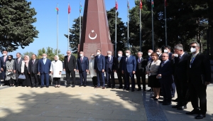 Cumhurbaşkanı Erdoğan, Bakü'de şehitliği ziyaret etti