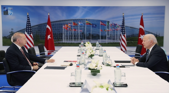 Cumhurbaşkanı Erdoğan, NATO Zirvesi'nde görüştüğü liderlere "Türkiye'nin Terörizmle Mücadelesi" kitabını takdim etti