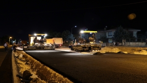 Diyarbakır'da belediye ekipleri konforlu yol için gece de mesaide