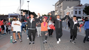 Dünya şampiyonu cimnastikçi Ayşe Begüm Onbaşı, memleketi Manisa'da coşkuyla karşılandı