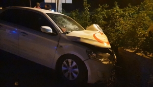 Düzce'de elektrik direğine çarpan otomobildeki 4 kişi yaralandı 