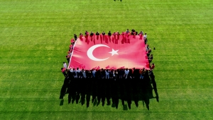 Düzce'de genç milli sporculardan A Milli Futbol Takımı'na destek