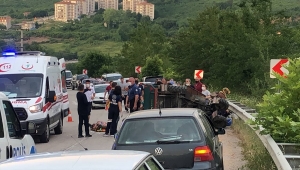 Düzce'de kanala devrilen tarım aracındaki 6 kişi yaralandı