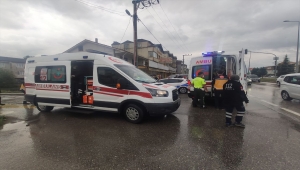 Düzce'de minibüs ile otomobil çarpıştı: 3 yaralı
