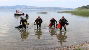 Düzce ve Sakarya'da gönüllüler, Karadeniz sahili ile Sapanca Gölü çevresindeki çöpleri topladı
