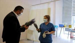 Edirne'de fedakar sağlık çalışanlarına mis kokan lavanta demetleriyle teşekkür edildi