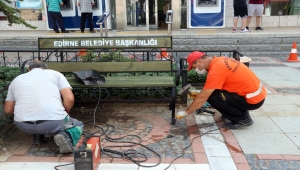 Edirne'de salgın tedbirleri kapsamında kaldırılan banklar risk durumunun azalmasıyla yerine konmaya başladı