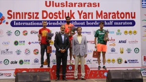 Edirne'deki 6. Sınırsız Dostluk Yarı Maratonu'nda dereceye girenlere ödülleri verildi