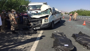 Elazığ'da düğün minibüsü park halindeki kamyona çarptı: 3 ölü, 12 yaralı 