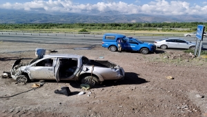 Erzincan'da devrilen kamyonette sıkışan 3 kişi çevredekilerin yardımıyla kurtarılarak hastaneye kaldırıldı
