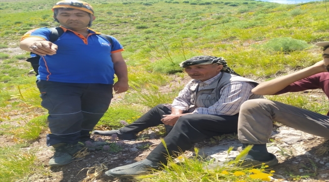 Erzincan'da kayalıklarda mahsur kalan çobanı AFAD ekibi kurtardı