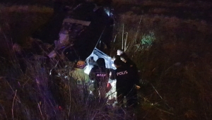 Erzincan'da şarampole devrilen araçta sıkışan yaralıları AFAD ve itfaiye ekipleri kurtardı