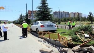 Erzurum'da kamyonetle çarpışan otomobilde sıkışan sürücüyü itfaiye ekipleri kurtardı
