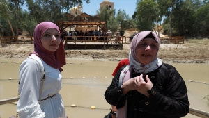 Filistinli kadın 24 yıldır göremediği ailesiyle Ürdün Nehri'nin karşı kıyılarında hasret giderdi
