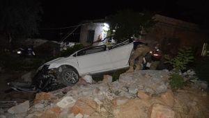 Gaziantep'te otomobil evin bahçesine devrildi: 2 yaralı