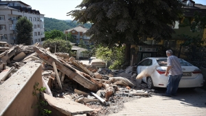 GÜNCELLEME 2 - Sarıyer'de 11 katlı boş bina çöktü, park halindeki 3 otomobil hasar gördü