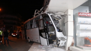 GÜNCELLEME - İzmir'de işçi servisi beyaz eşya mağazasına çarptı: 12 yaralı