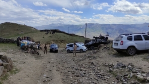 GÜNCELLEME - Kars'ta şarampole devrilen kamyonetteki bir astsubay şehit oldu, 3 sivil öldü, bir asker de yaralandı