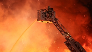 GÜNCELLEME - Küçükçekmece'de kağıt ambalaj fabrikasında çıkan yangına müdahale ediliyor