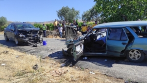 GÜNCELLEME - Manisa'da iki otomobil çarpıştı: 2 ölü