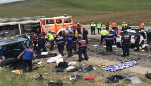 GÜNCELLEME - Sivas'ta hafif ticari araç ile otomobil çarpıştı: 9 ölü