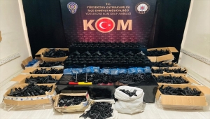 Hakkari'de iş yerinde ve inşaat malzemesi yüklü kamyonda silah ve mühimmat ele geçirildi