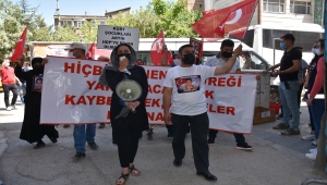 Hakkari'de terör mağduru aileler çocuklarına kavuşmak için HDP İl Başkanlığı önünde eylem yaptı