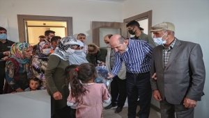 İçişleri Bakanı Soylu, Başkale'de depremzedelerle bir araya geldi: