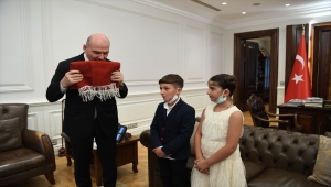 İçişleri Bakanı Soylu, Batman'da duvara asılı Türk bayrağını öpen çocukları ağırladı