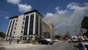 İnşaat halindeki emniyet binasında çıkan yangına helikopterle müdahale edildi