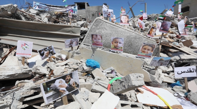 İsrail saldırılarında ölen çocukların fotoğrafları Gazze'deki bir binanın enkazı üzerinde sergilendi
