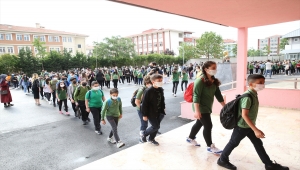 İstanbul'da ortaokul ve lise öğrencileri yüz yüze eğitime başladı