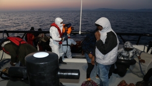 İzmir açıklarında Türk kara sularına itilen 32 sığınmacı kurtarıldı