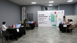 İzmir'de alışveriş merkezinde aşı yapılmaya başlandı 