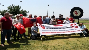 İzmir'de Çamerya katliamının 77'nci yılında Yunanistan Başkonsolosluğuna siyah çelenk bırakıldı