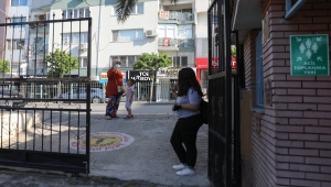 İzmir'de ortaokul ve lise öğrencileri yüz yüze eğitimin başlamasıyla okullarına döndü 