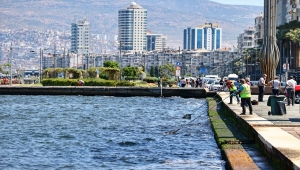 İzmir Körfezi'nden scooter, ayakkabı, cam ve plastik atığa kadar yüzlerce çöp çıktı