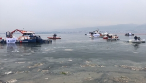 İzmit Körfezi'nde müsilaj temizleme çalışması başlatıldı