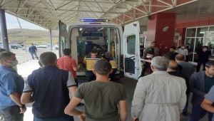 Kars'ta şarampole devrilen kamyonette bulunan 2 kişi öldü, 2'si asker 3 kişi yaralandı 