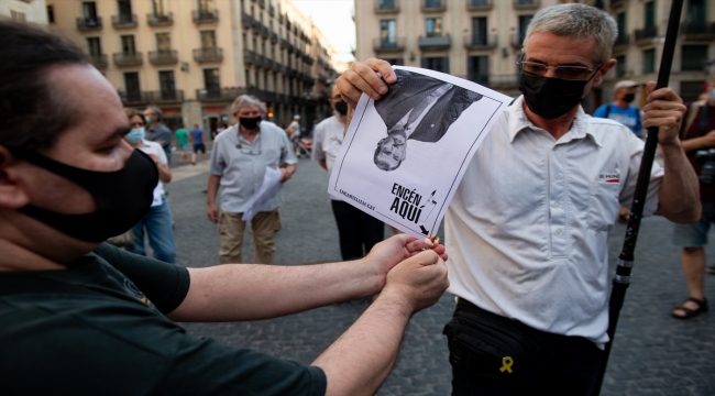 Katalonya'da bağımsızlık yanlıları Barselona'yı ziyaret edecek İspanya Kralı'nın fotoğraflarını yaktı