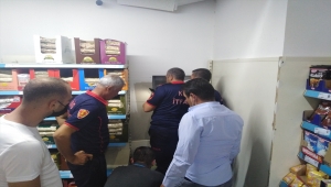 Kilis'te bir marketin duvarında sıkışan kediyi itfaiye kurtardı