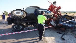 Kilis'te otomobil ile traktör çarpıştı: 2 yaralı