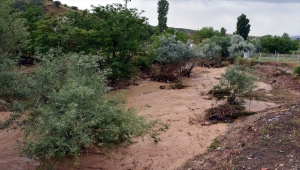 Kırıkkale'de sağanak su baskınlarına neden oldu