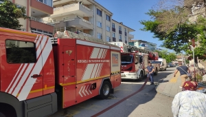 Kocaeli'de bir apartmanda çıkan yangında anne ve çocuğu dumandan etkilendi