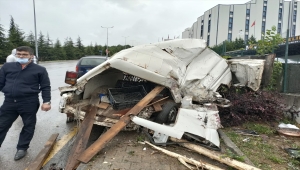 Kocaeli'de freni boşalan battaniye yüklü tır, park halindeki araçlara çarptı