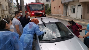 Kocaeli'de otomobilde kilitli kalan 1,5 yaşındaki çocuğu itfaiye kurtardı