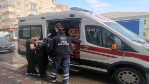 Kocaeli'de özel halk otobüsünün çarptığı otomobildeki hamile kadın yaralandı